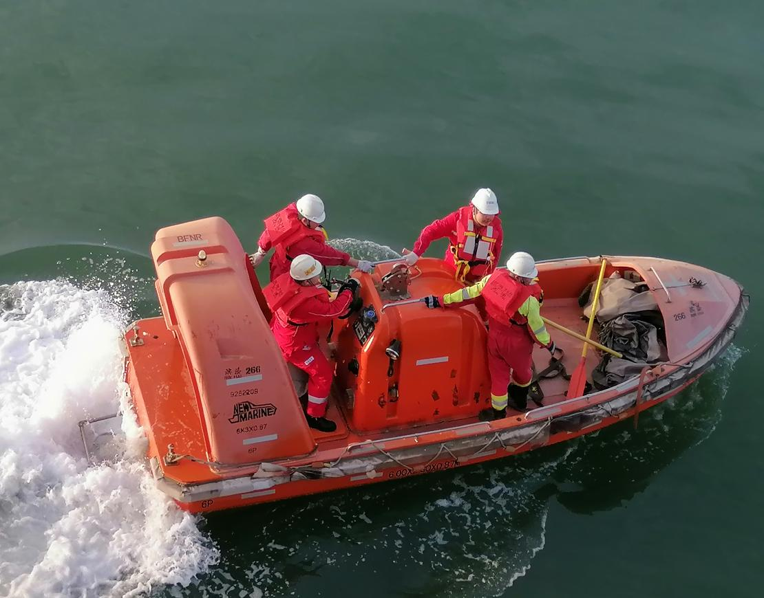 滨海266船开展救生与搜救落水人员演习